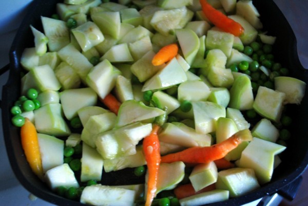 Обжариваем морковь, зеленый горошек и кабачки